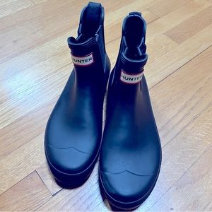 Original Hunter short rain boot. Like new, Navy blue, ankle length women’s 11